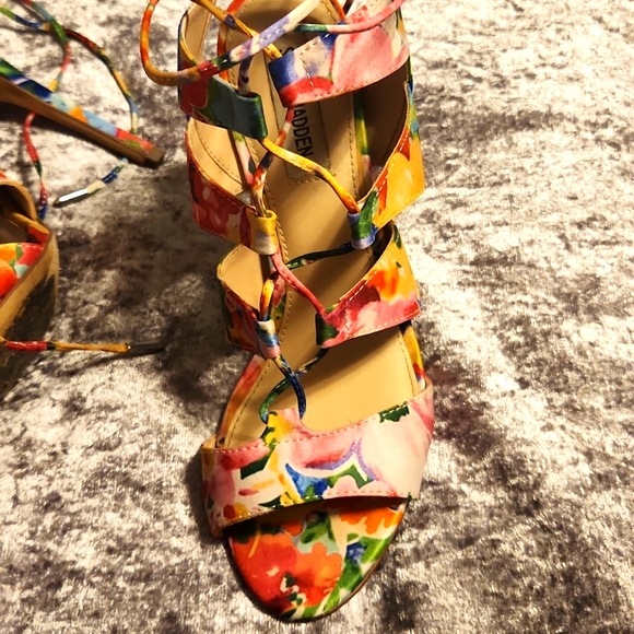 Steve Madden women's size 7.5 floral tie heels - Picture 4 of 5
